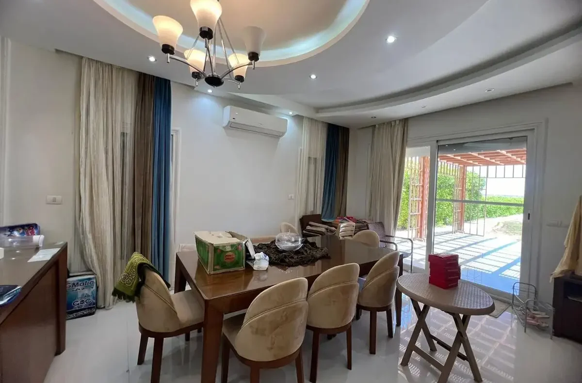 amwaj villa v dining room garden access